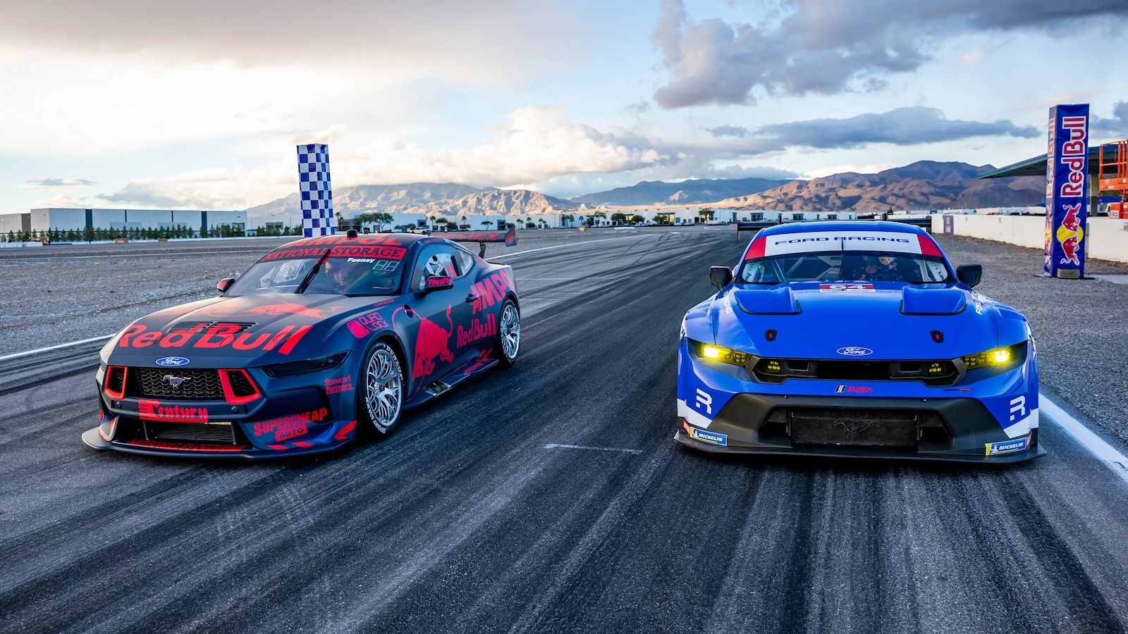Ford: Max Verstappen και Arvid Lindblad οδηγούν 12 «θρύλους» 100+ ετών στην πίστα (+video)